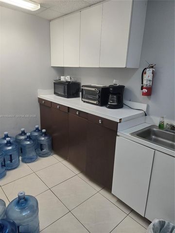909 N Miami Beach Blvd 202, North Miami Beach, FL 33162