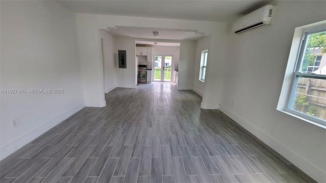 560 NW 53rd St, Miami, FL 33127