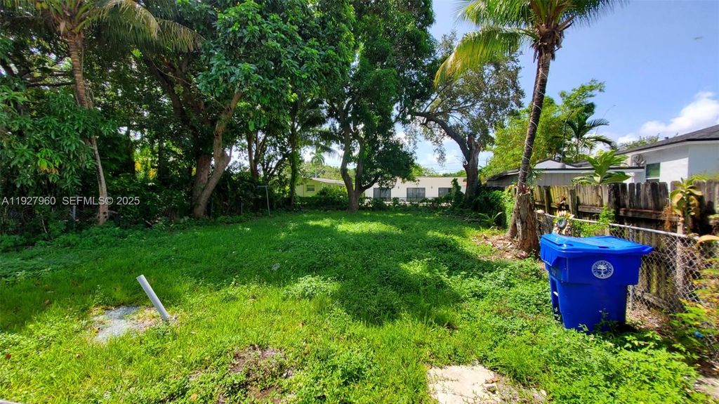 560 NW 53rd St, Miami, FL 33127