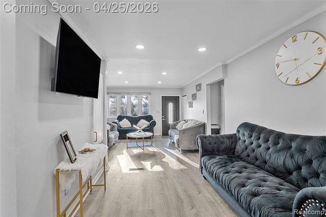 6212 N Evangeline Street, Dearborn Heights, MI 48127