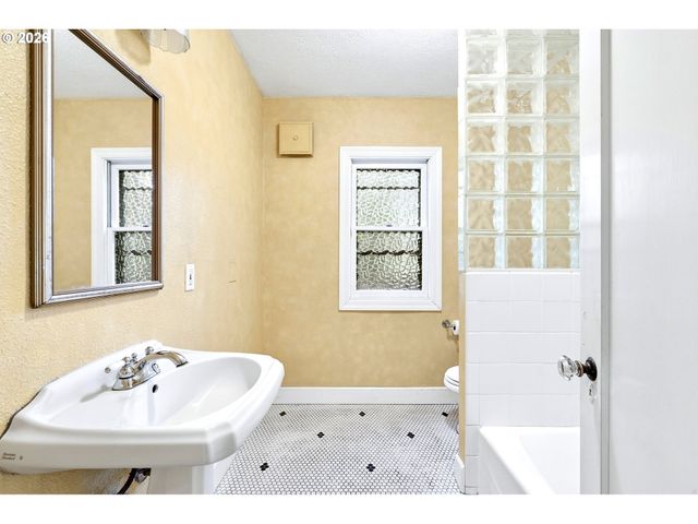 2832 Ne 9TH Ave, Portland, OR 97212