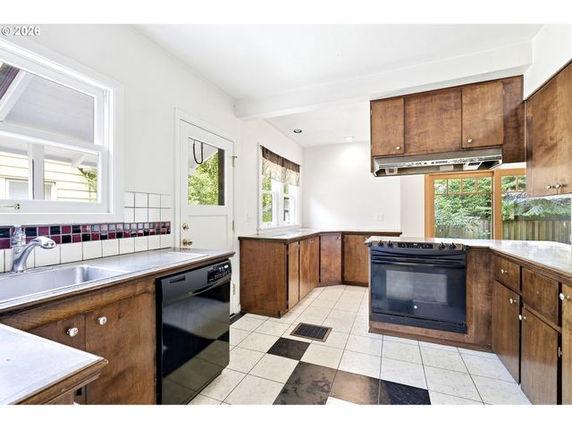 2832 Ne 9TH Ave, Portland, OR 97212