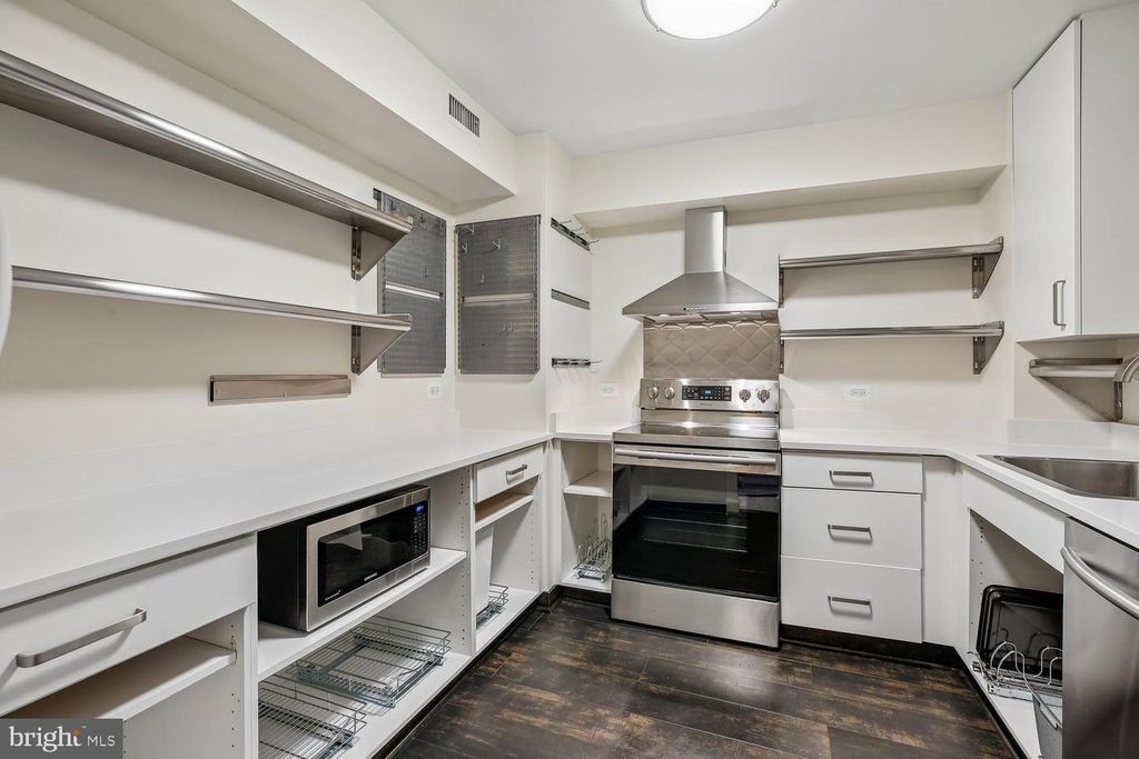 Image 10 of property listing at 3310 N LEISURE WORLD BLVD #6-924, Silver Spring, MD 20906