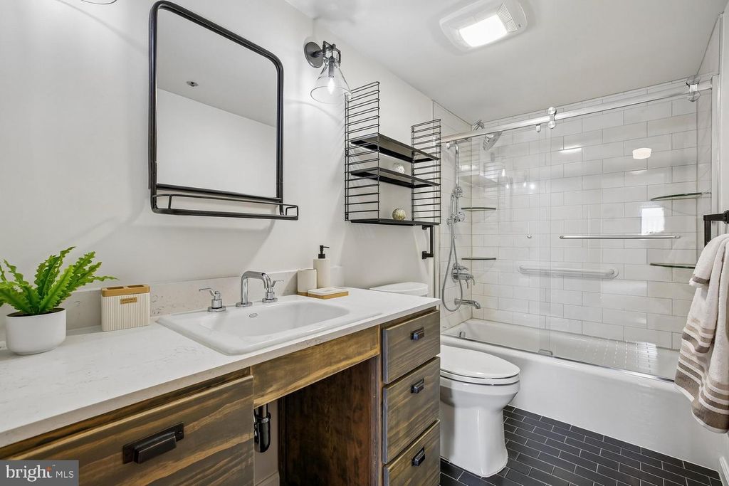 Image 17 of property listing at 3310 N LEISURE WORLD BLVD #6-924, Silver Spring, MD 20906