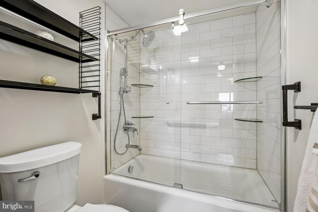 Image 18 of property listing at 3310 N LEISURE WORLD BLVD #6-924, Silver Spring, MD 20906