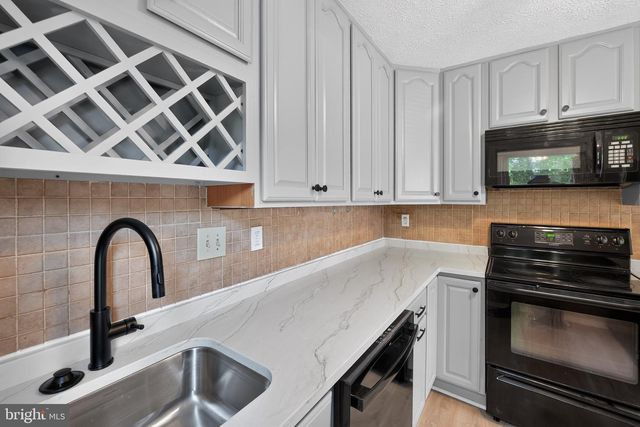 2074 LAKE GROVE LN, Crofton, MD 21114