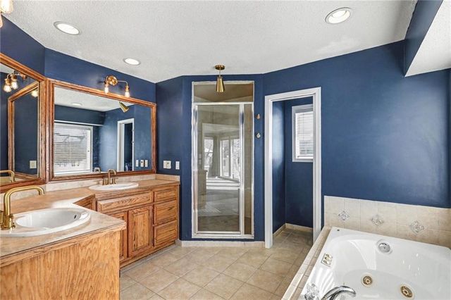 532 SE Asheville Drive, Lee's Summit, MO 64063