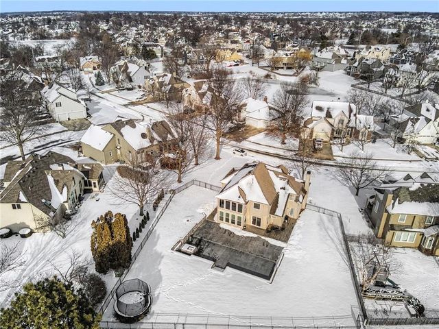 532 SE Asheville Drive, Lee's Summit, MO 64063