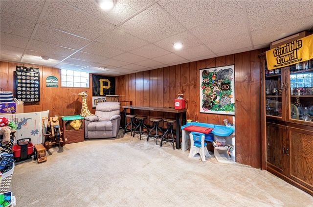 325 Maple St, West Mifflin, PA 15122