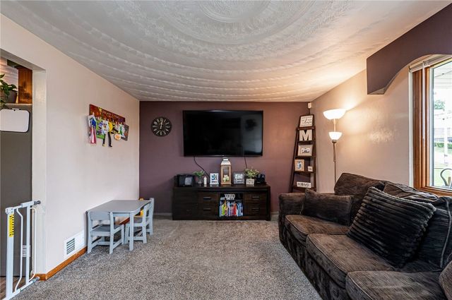 325 Maple St, West Mifflin, PA 15122