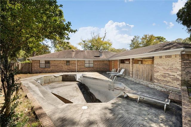 1812 Burntwood E Drive, Mobile, AL 36609