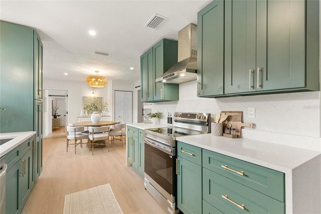 7042 DARTMOUTH AVENUE N, St Petersburg, FL 33710