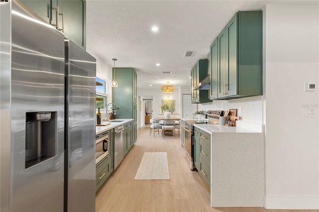 7042 DARTMOUTH AVENUE N, St Petersburg, FL 33710