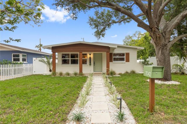 7042 DARTMOUTH AVENUE N, St Petersburg, FL 33710