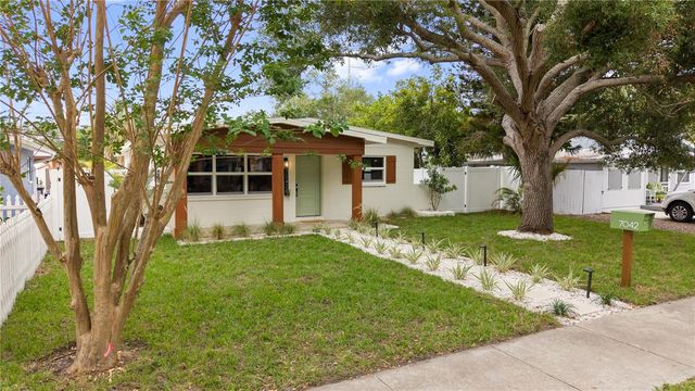 7042 DARTMOUTH AVENUE N, St Petersburg, FL 33710
