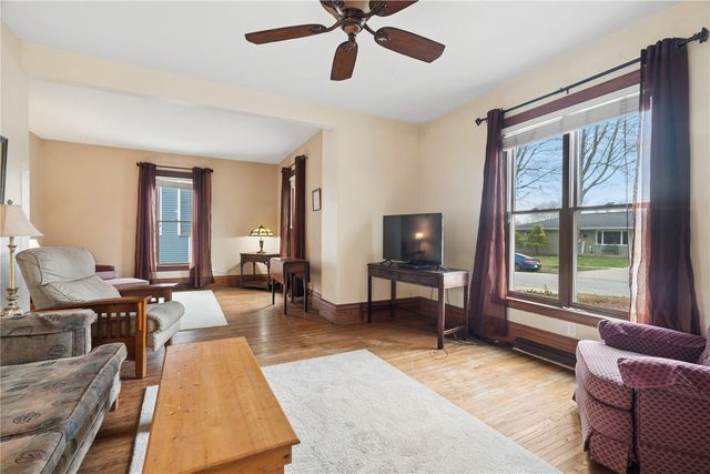 313 3rd Ave NW, Mt Vernon, IA 52314