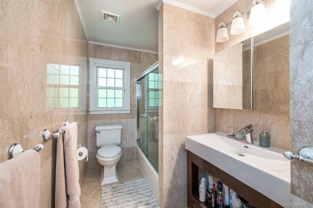 18 Carlyle Place, Hartsdale, NY 10530