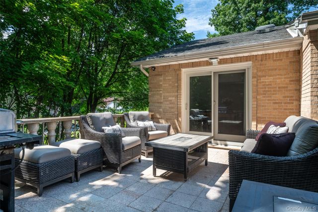 18 Carlyle Place, Hartsdale, NY 10530