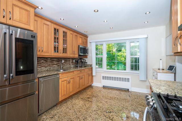 18 Carlyle Place, Hartsdale, NY 10530