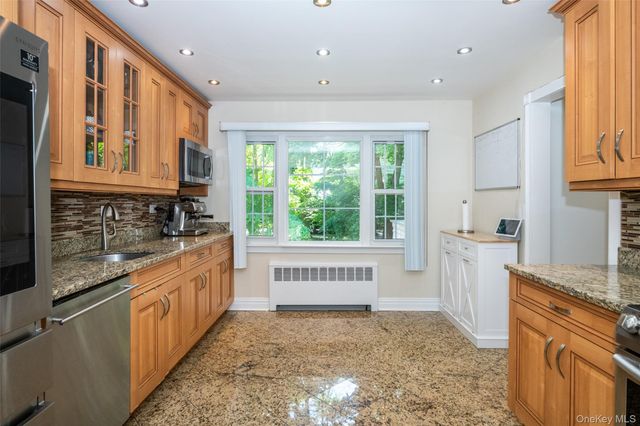 18 Carlyle Place, Hartsdale, NY 10530