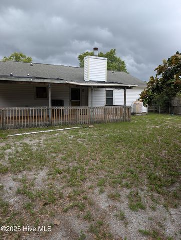 214 W Volant Street, Hubert, NC 28539