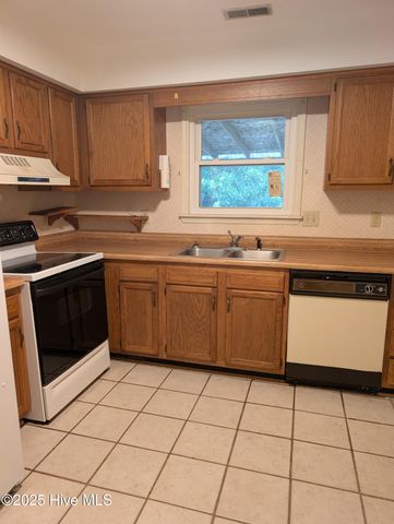 214 W Volant Street, Hubert, NC 28539