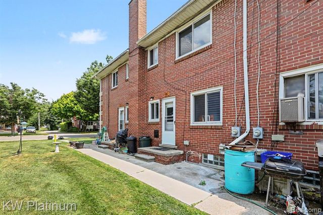 94 Crocker Blvd, Mount Clemens, MI 48043