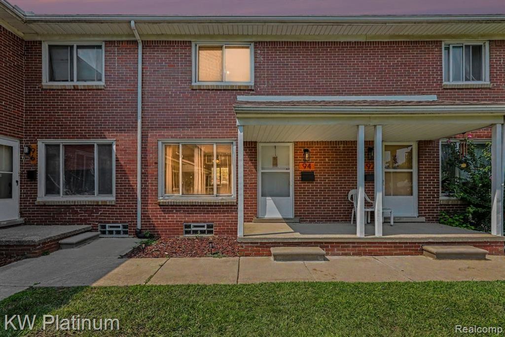 94 Crocker Blvd, Mount Clemens, MI 48043