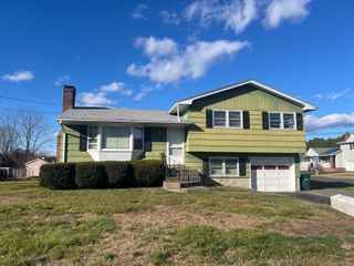 4 Meadow Drive, Waterford, CT 06385