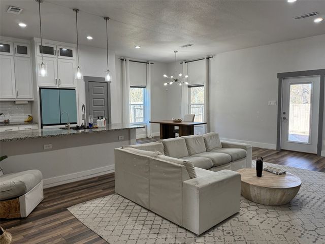 1009 E Buffalo Street, Forney, TX 75126