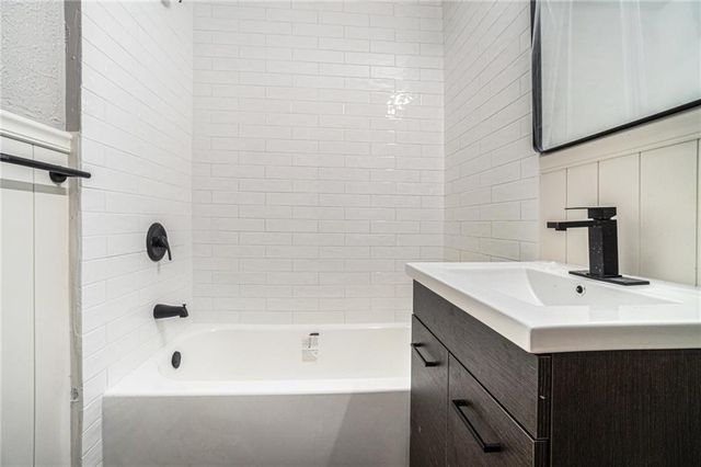 9034 Grand Avenue, Kansas City, MO 64114