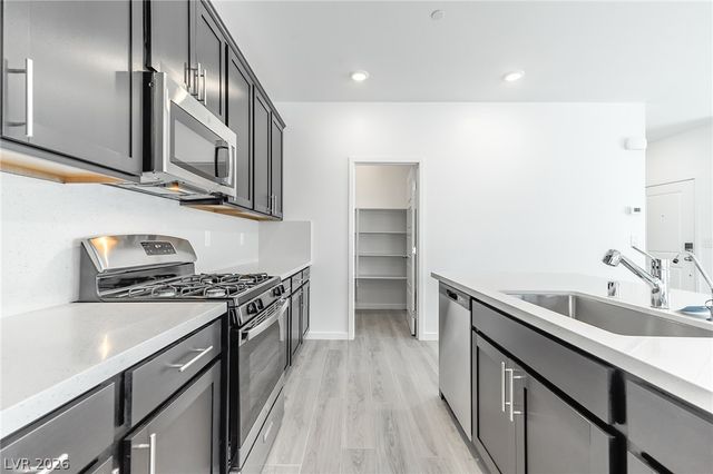 9927 Kimura Hills Avenue, Las Vegas, NV 89129