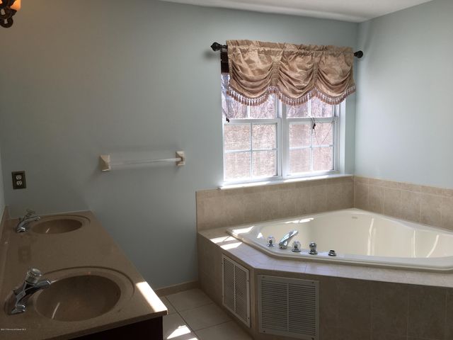 44 Poplar Lane, Holmdel, NJ 07733
