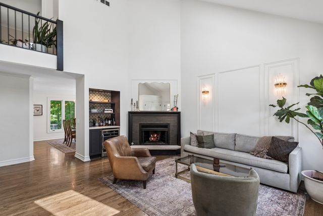 318 E Sunnyside Avenue, Libertyville, IL 60048