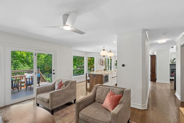 318 E Sunnyside Avenue, Libertyville, IL 60048