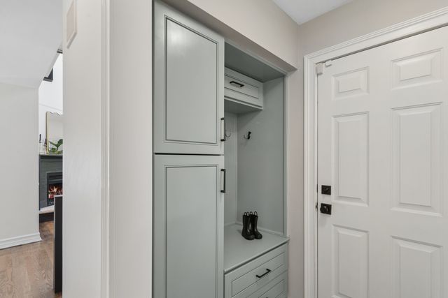 318 E Sunnyside Avenue, Libertyville, IL 60048