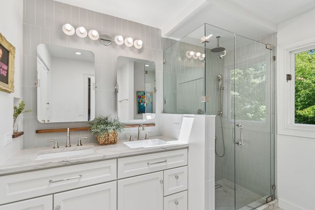 318 E Sunnyside Avenue, Libertyville, IL 60048