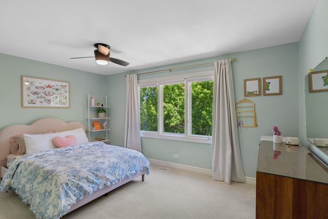 318 E Sunnyside Avenue, Libertyville, IL 60048