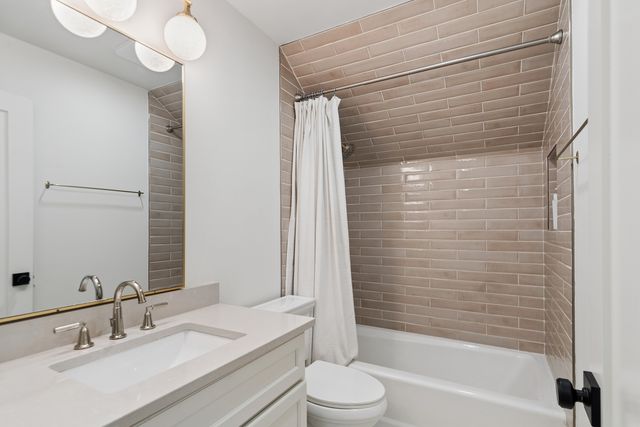 318 E Sunnyside Avenue, Libertyville, IL 60048