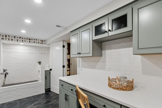 318 E Sunnyside Avenue, Libertyville, IL 60048