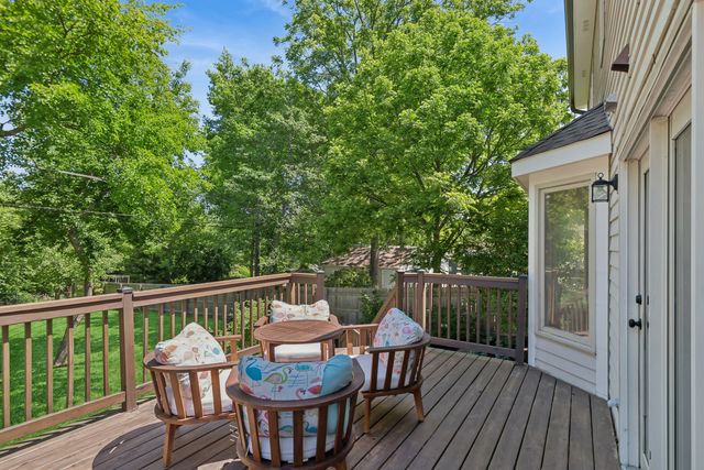 318 E Sunnyside Avenue, Libertyville, IL 60048