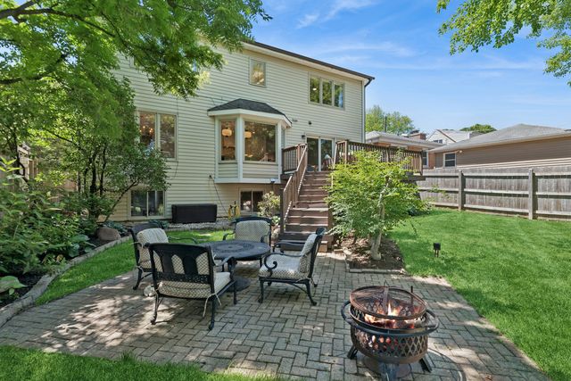 318 E Sunnyside Avenue, Libertyville, IL 60048