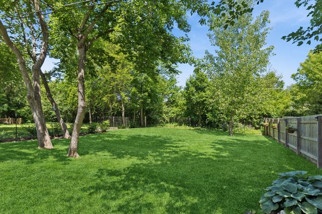 318 E Sunnyside Avenue, Libertyville, IL 60048