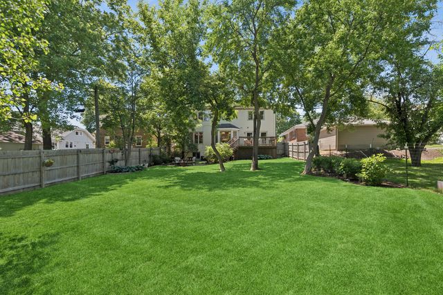 318 E Sunnyside Avenue, Libertyville, IL 60048