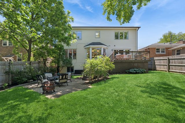318 E Sunnyside Avenue, Libertyville, IL 60048