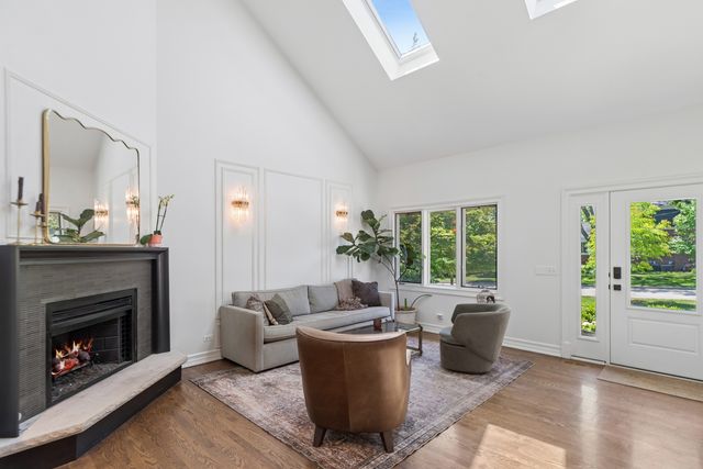 318 E Sunnyside Avenue, Libertyville, IL 60048