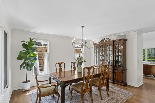 318 E Sunnyside Avenue, Libertyville, IL 60048