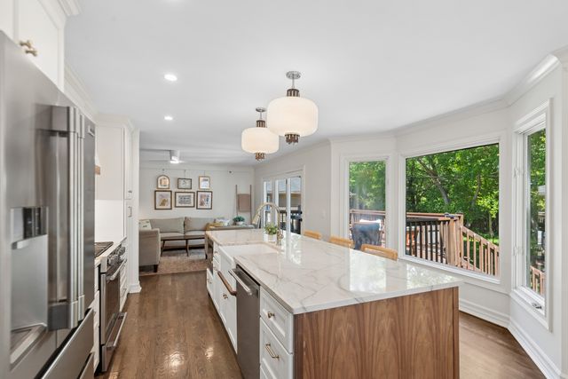 318 E Sunnyside Avenue, Libertyville, IL 60048