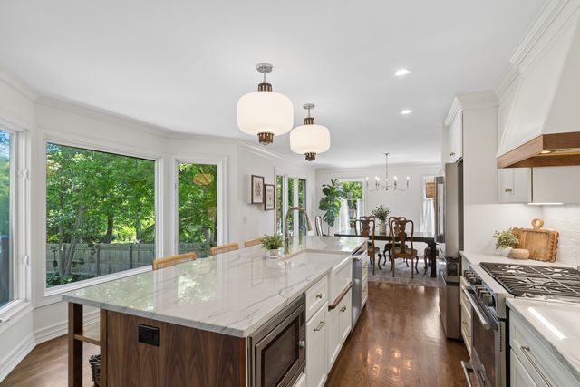 318 E Sunnyside Avenue, Libertyville, IL 60048