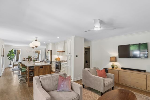 318 E Sunnyside Avenue, Libertyville, IL 60048
